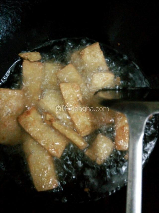 豆腐炸至金黄，捞出备用。