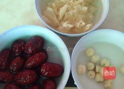 冰糖银耳红枣莲子汤的做法图解2