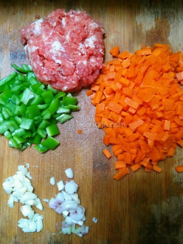 瘦肉剁碎，胡萝卜、青椒切丁，大蒜、葱白切碎