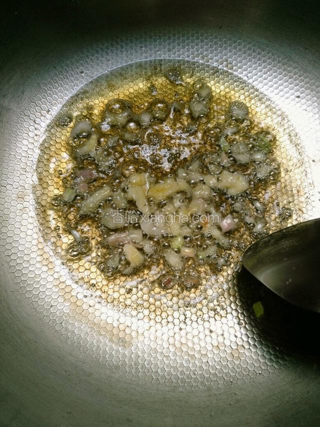 锅里倒入适量油，爆香大蒜葱白