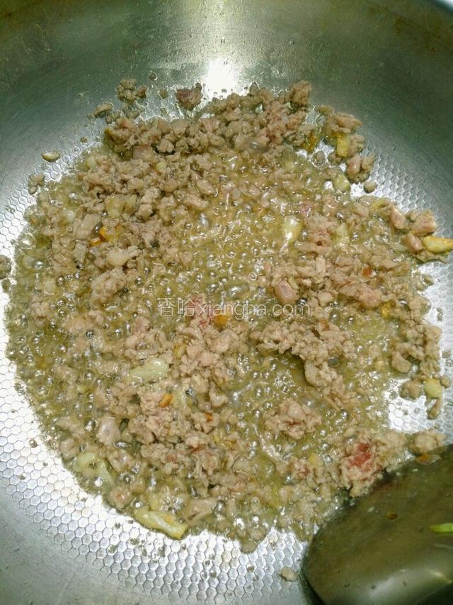 倒入肉碎炒