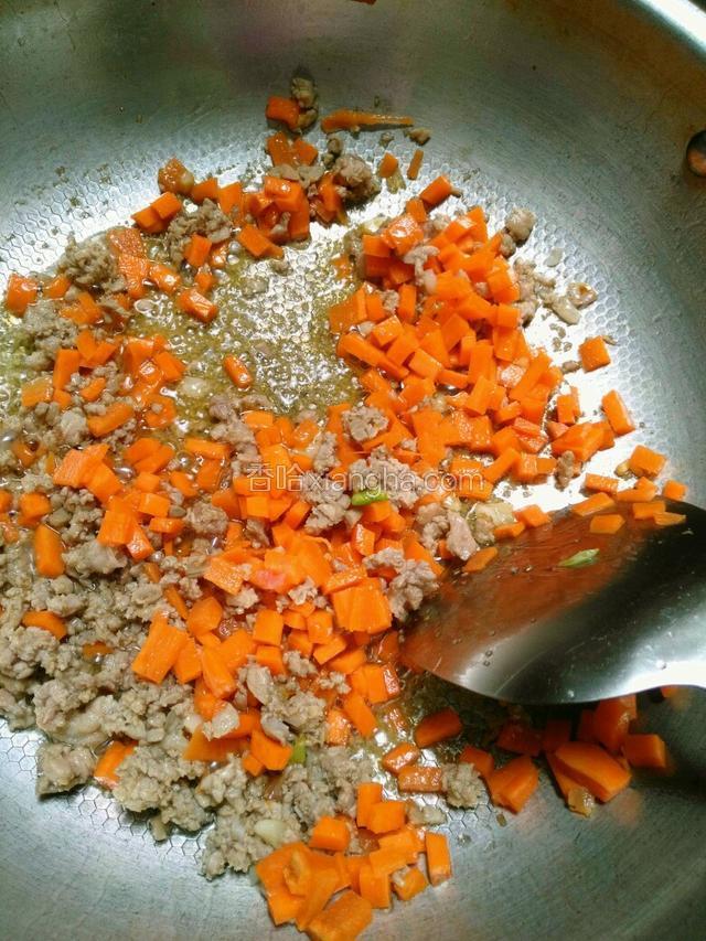 倒入胡萝卜丁炒