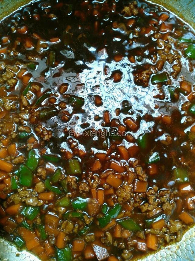 加入适量的青水，加鸡精1汤匙、生抽1汤匙、老抽1汤匙、甜面酱2汤匙、白胡椒粉少许