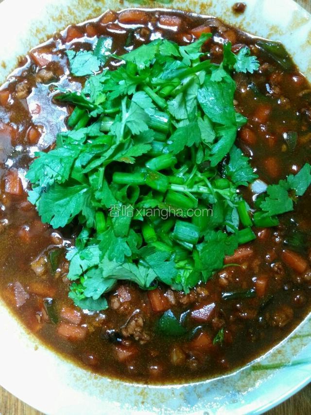 煮开后出锅，装碗里，加入切好的葱绿、香菜，搅拌一下放一边备用