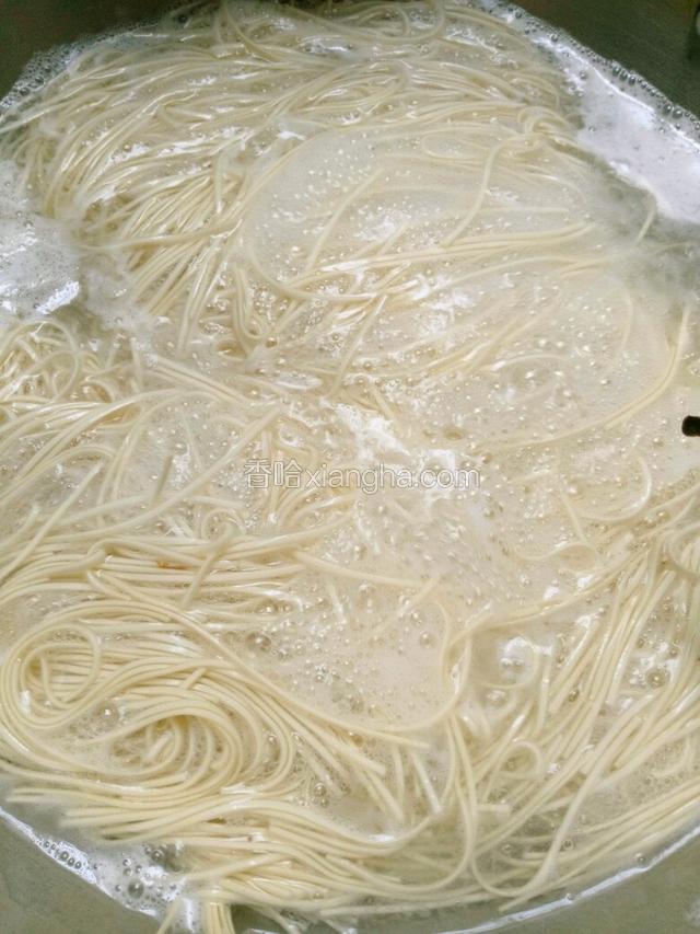 锅里加入适量清水，（水放多没事，就怕少了面会糊成块了）烧开放入挂面煮，