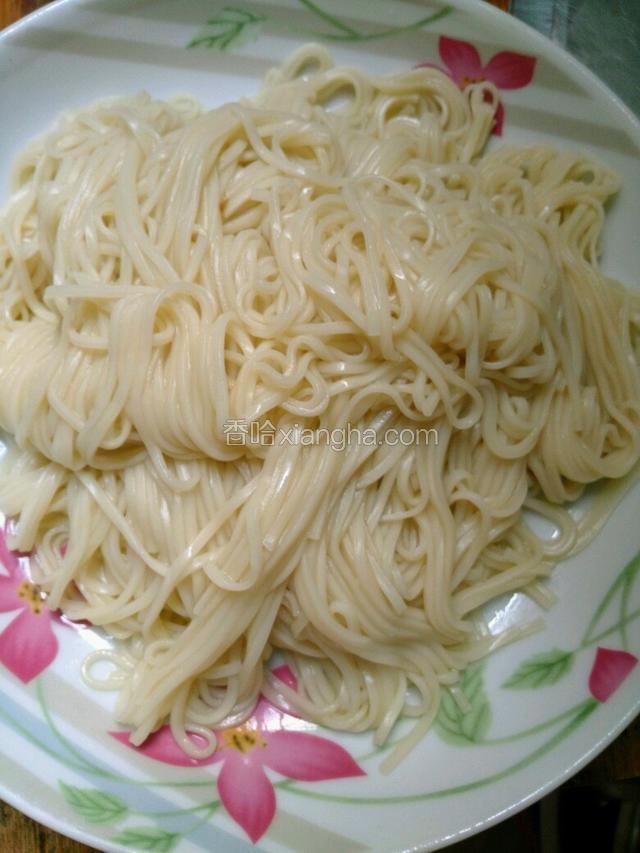 煮熟后，拿个盘子，捞起放在盘子里