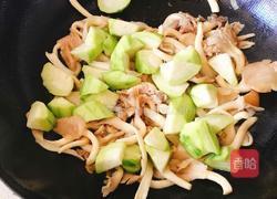 丝瓜炒袖珍菇的做法图解4