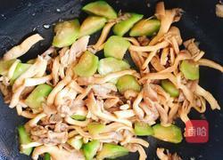 丝瓜炒袖珍菇的做法图解6