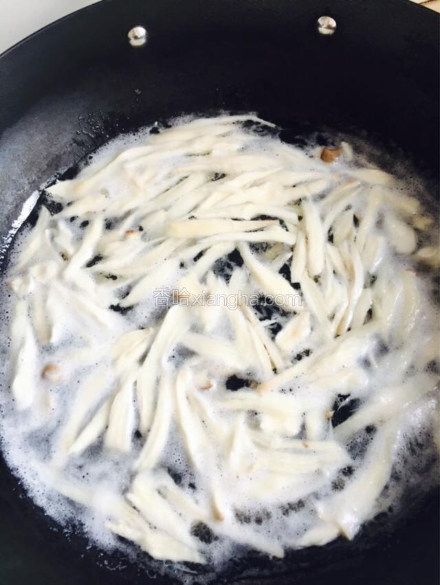 烧开水，将杏鲍菇绰熟备用。