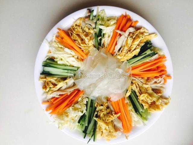 把以上备好的材料摆盘，颜色差开，把拉皮放中间