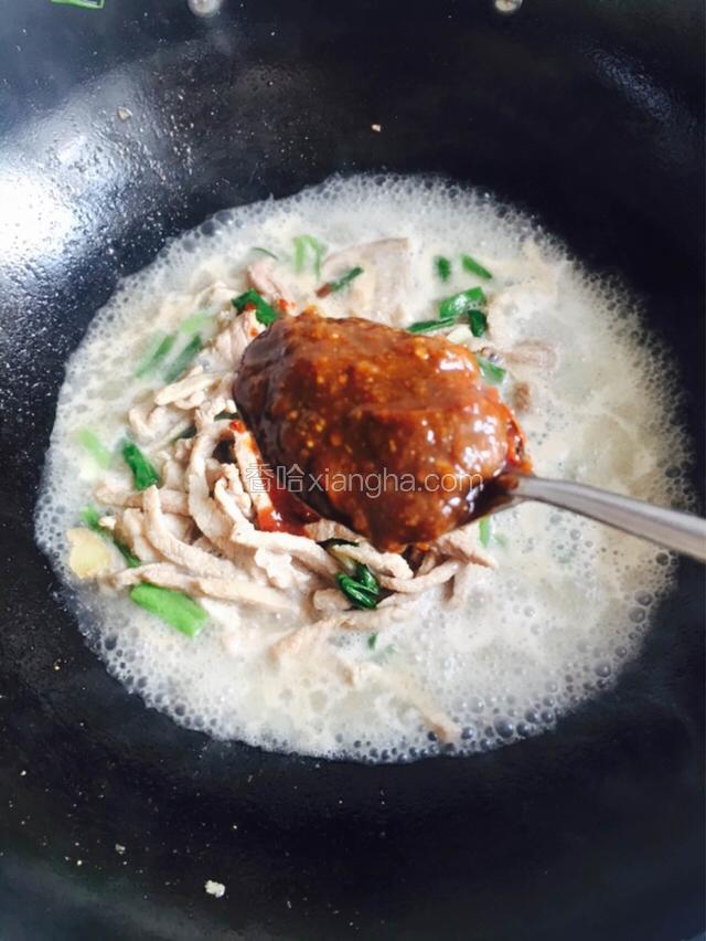 再加入两勺豆瓣酱。