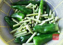 干煸辣椒豆角的做法图解1