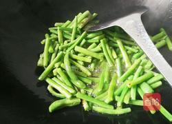 干煸辣椒豆角的做法图解3