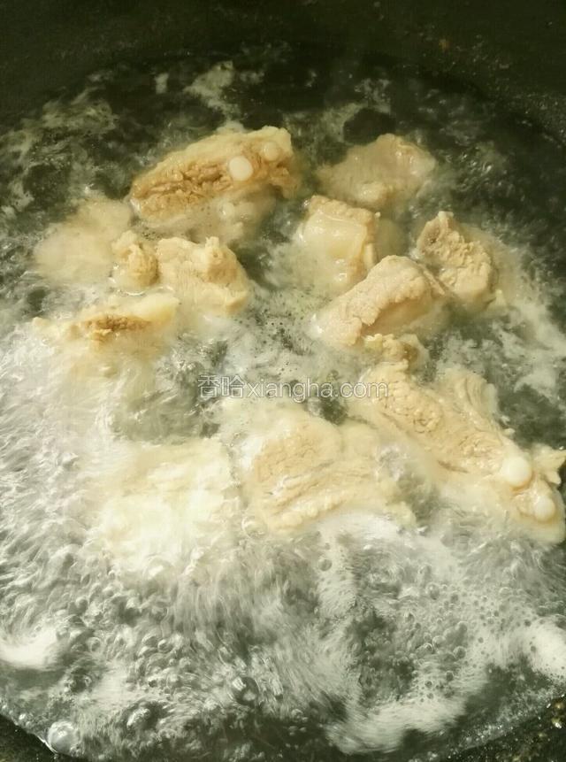 将斩好的排骨入滚水焯水断生