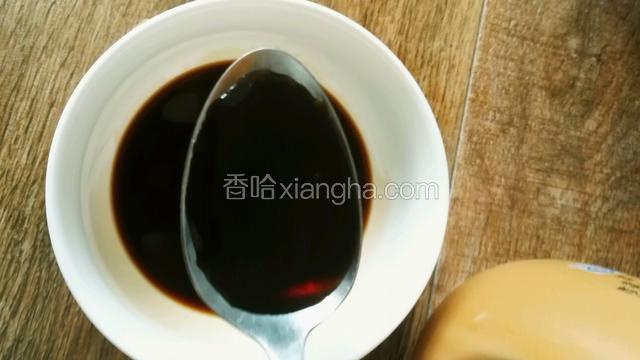 按一勺白酒，二勺醋，三勺白糖，四勺酱油，5勺水的比例调配好料汁。