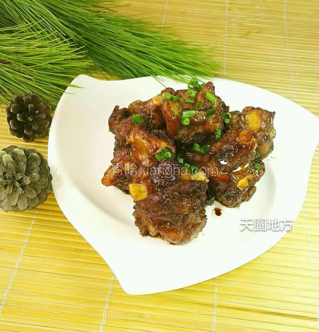 装盘撤点葱花点缀即可。