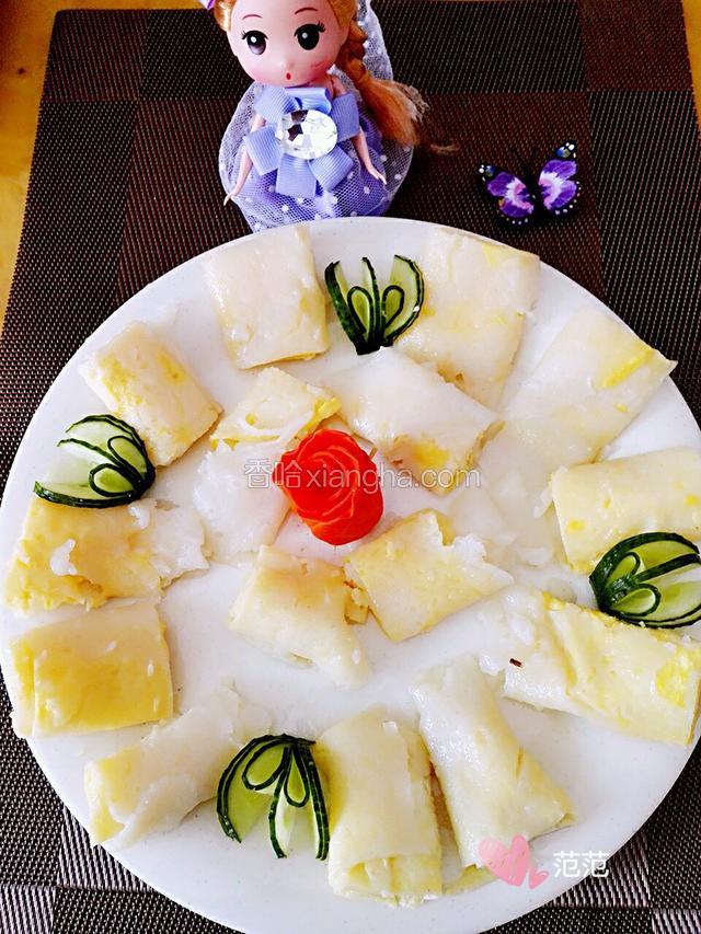 然后把肠粉用餐刀切成小段，用胡萝卜做成个小花，装饰在盘中间，盘子四周再切几朵黄瓜做装饰，这样一份低廉的鸡蛋肠粉，是不是变成高大上了？