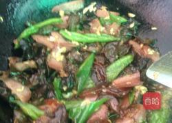 木耳炒腊肉的做法图解5