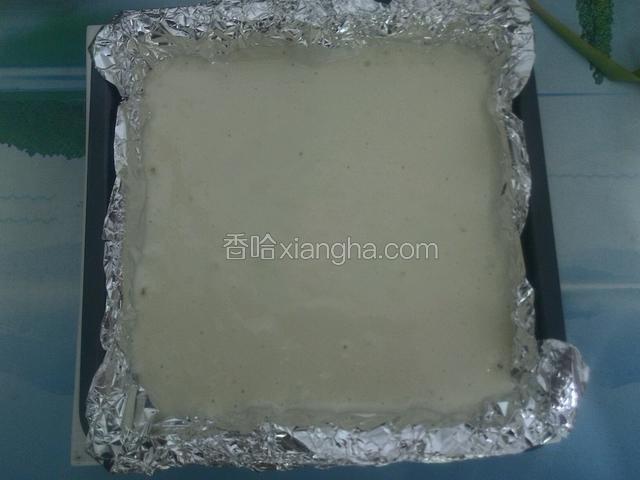 蛋白与蛋黄混合。取3分之1蛋白放入蛋黄里，上下翻拌，均匀。再把剩下的3分之2蛋白与之混合，拌匀。注意手法，不能转圈哦。倒入模具。