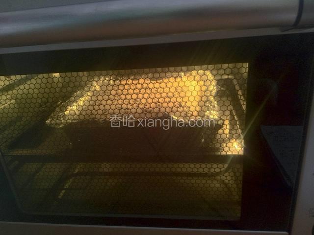放进预热好的烤箱，170℃烤10分钟，之后155℃烤50分钟。这是烤30分钟之后的蛋糕，表面高度已经和模具一样高了。