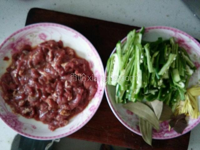 把牛肉洗净切小溥片，用酱油，料酒，生抽，盐，生粉，蛋清抓匀掩好备用，青椒切长条，姜切丝，备好香叶，桂皮