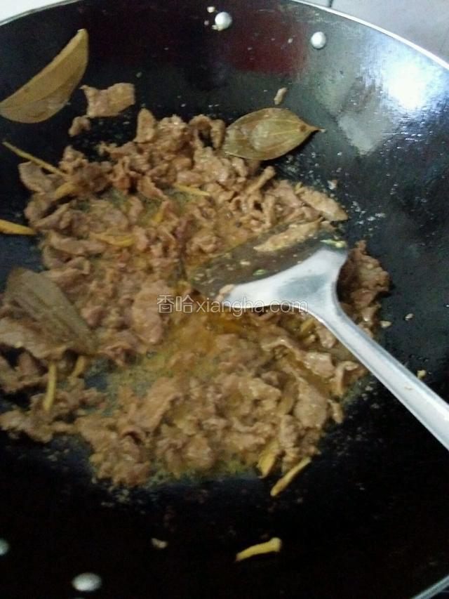 放入淹好的牛肉爆炒至变色