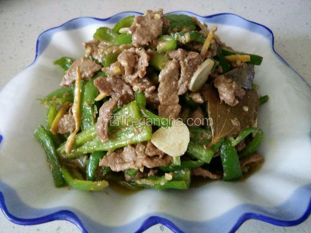 盛盘的尖椒炒牛里脊肉。小伙伴，你也可以试试哟