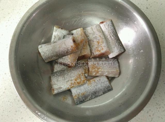 在刀鱼上放少许盐和十三香，拌均匀