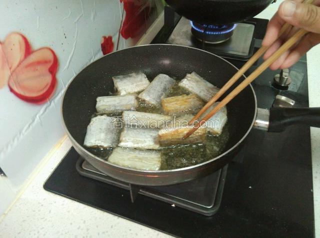 锅中放适量油，依次放入刀鱼，煎至用筷子轻轻夹起即可活动的状态，即焦黄，就可翻面