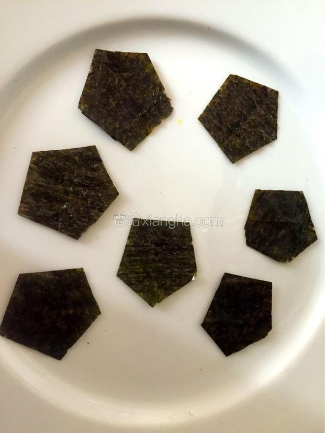 海苔剪成相同的五边形
