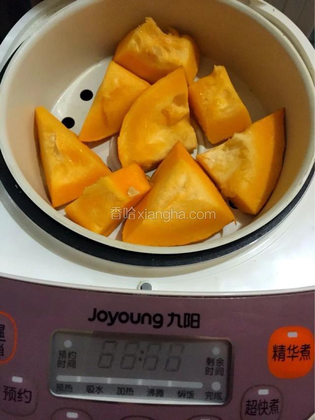 南瓜洗净去皮去瓤上锅蒸熟碾压成南瓜泥，大米洗净入电饭煲煮熟（我是电饭煲下边蒸米饭，上边蒸南瓜）

