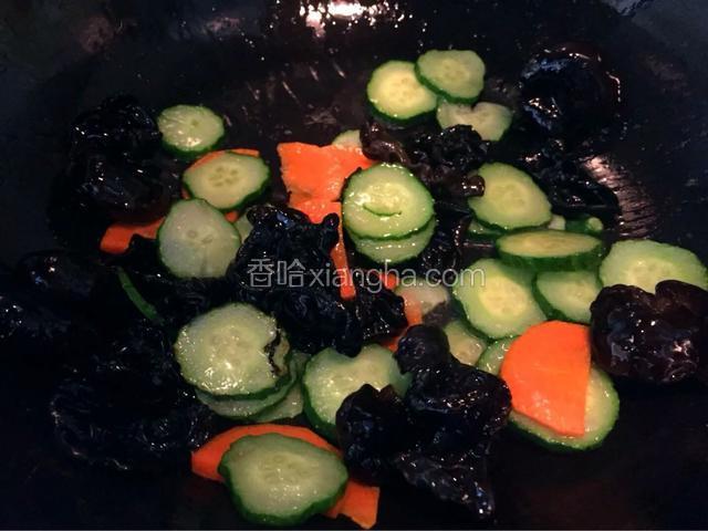 热锅冷油，油热加入葱花炒香加入木耳翻炒加入黄瓜胡萝卜翻炒加入适量盐翻炒均匀，美味的黄瓜木耳就炒好了
将黄瓜木耳放入便当盒

