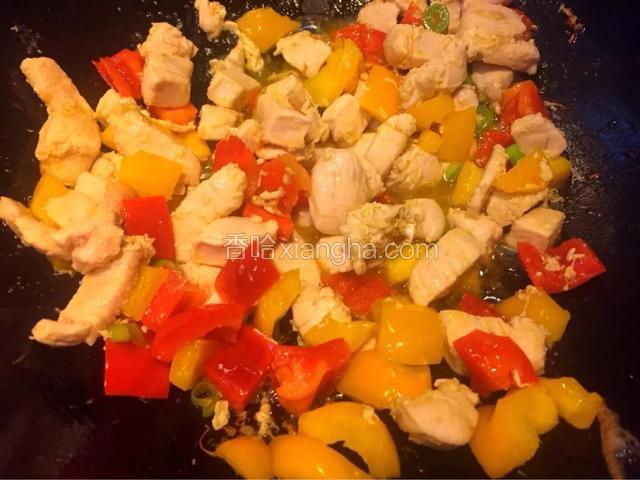 热锅冷油，油热加入葱花炒香加入彩椒翻炒加入鸡丁翻炒至变色加入适量盐盛出放入便当盒底部餐盒。
