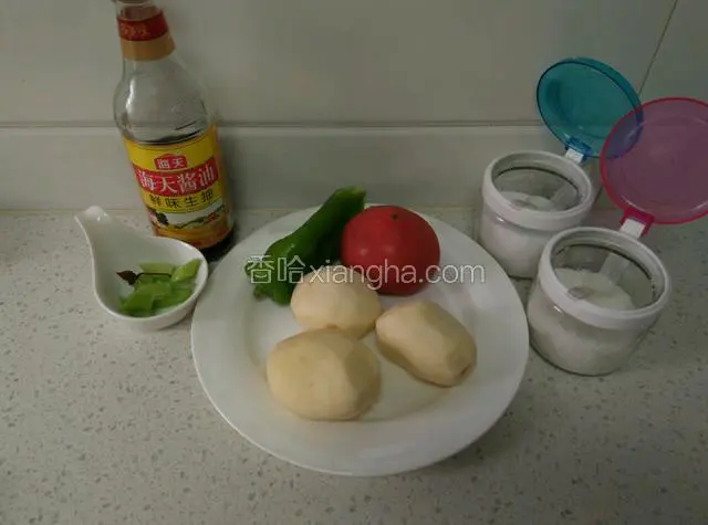 准备材料，土豆去皮，辣椒，西红柿洗净