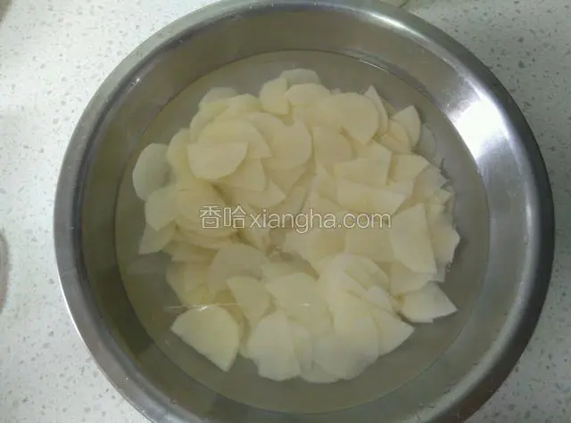 土豆切片，然后放到冷水中浸泡