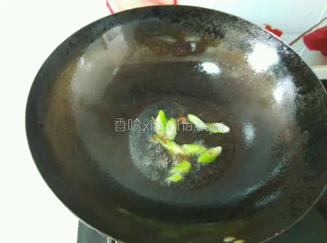 锅中放入适量油，葱花，大料炸锅，然后倒入生抽呛锅