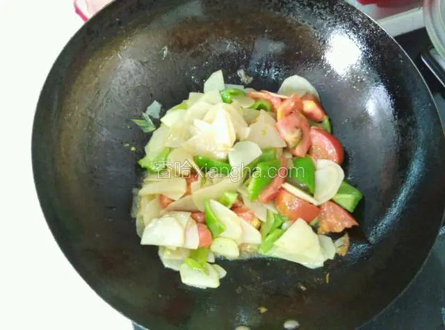 将辣椒西红柿一起倒入锅中翻炒至断生，加入味精出锅