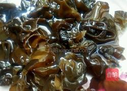 莴笋木耳炒肉片的做法图解1