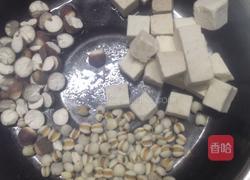 黄芪沙参白茯苓芡实薏米鱼汤的做法图解2