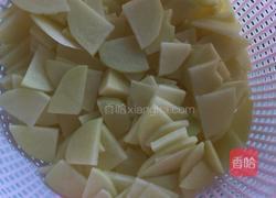 青椒葱头土豆片的做法图解1