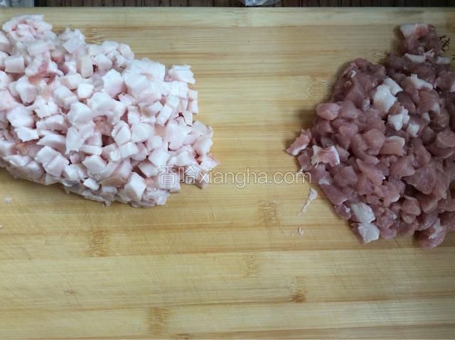 将肥肉和瘦肉分别切成小丁备用。