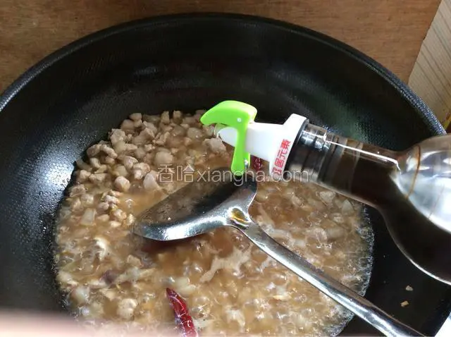再加入醋，加醋的时候顺着锅边转圈倒，这样锅的热度会把醋的香味激起来，吃的时候不会那么酸了。