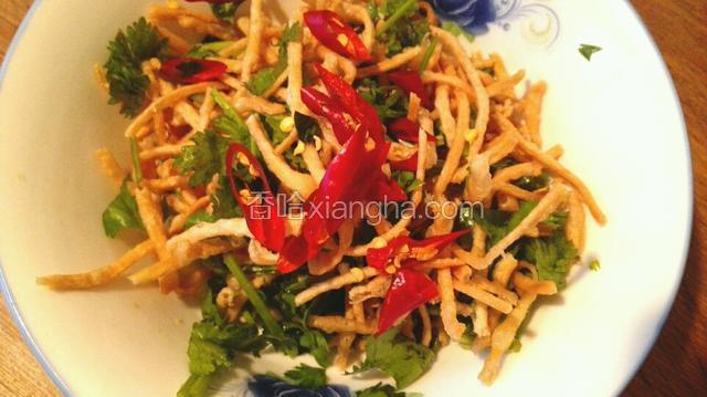 把馓子，香菜，红辣椒调拌均匀。