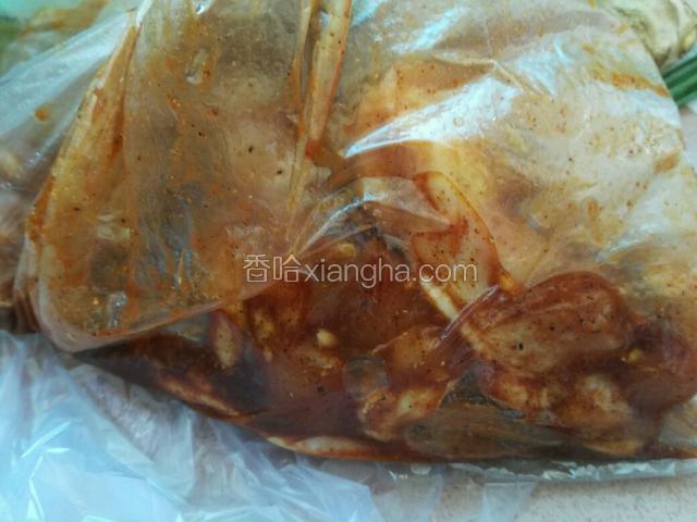 装入保鲜袋，放进冰箱冷藏8个小时左右
中途多翻面按摩几次