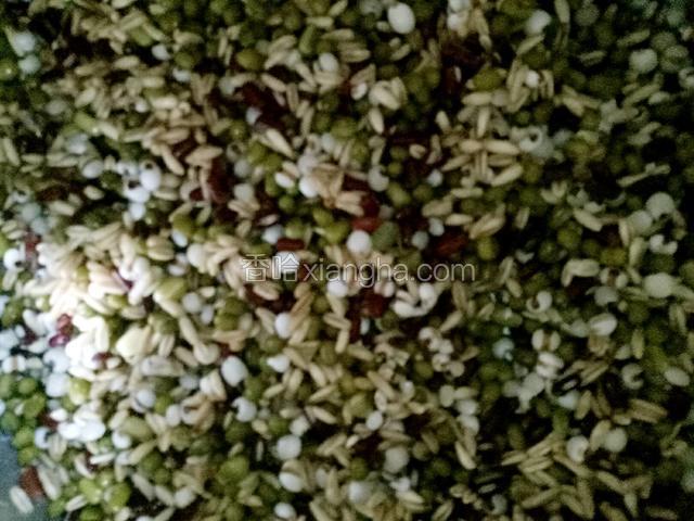 绿豆、赤小豆、薏米和燕麦浸泡后加水一起煮熟，加糖调味