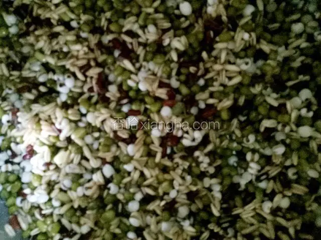 绿豆、赤小豆、薏米和燕麦浸泡后加水一起煮熟，加糖调味