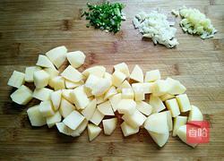 土豆烧五花肉的做法图解2