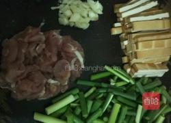 蒜苔炒香干的做法图解1