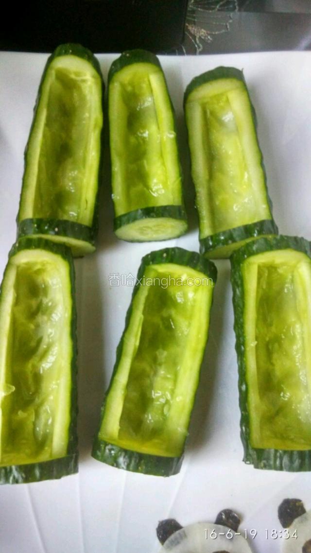 青瓜切段挖去瓜瓤备用