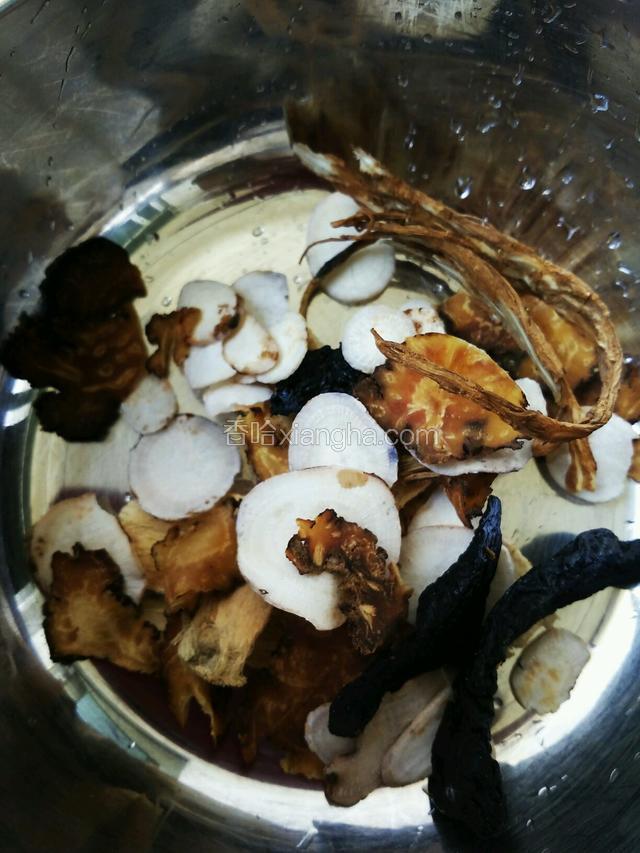 一个人吃的四物不要放太多不然就成了吃中药了